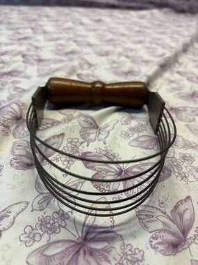 🗝️Antique Androck Wood Handle Pastry Blender